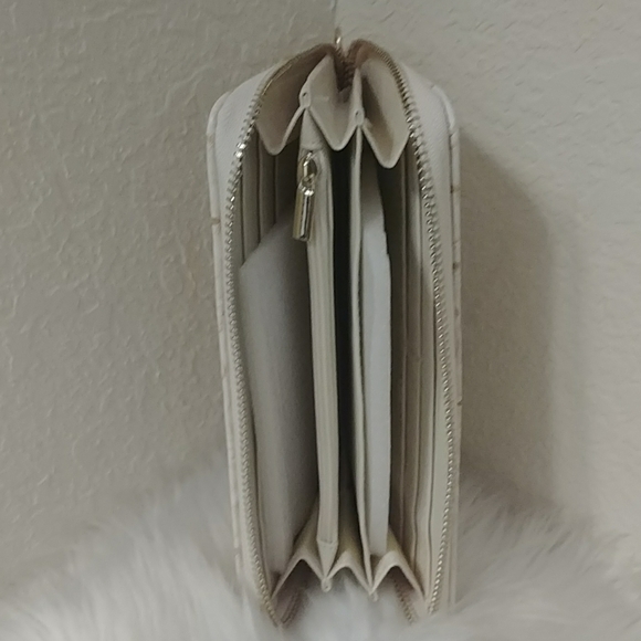 Tritexture Cream Single Zipper Wallet with Strap - Picture 7 of 9